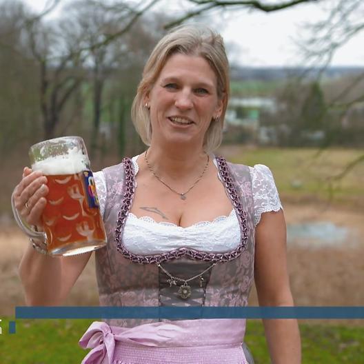 Zünftiges Dirndl-Duell um das passende Oktoberfest-Outfit