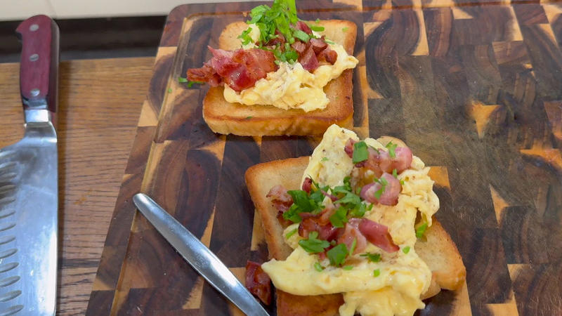 Rührei auf Toast