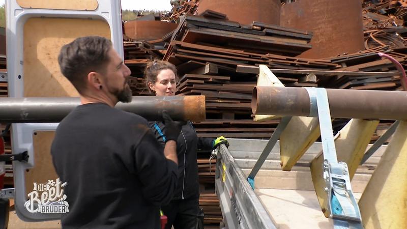 Gunnar und Laura stürmen den Schrottplatz