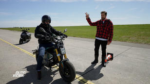 Lance und Andreas testen die Beschleunigung der E-Roller