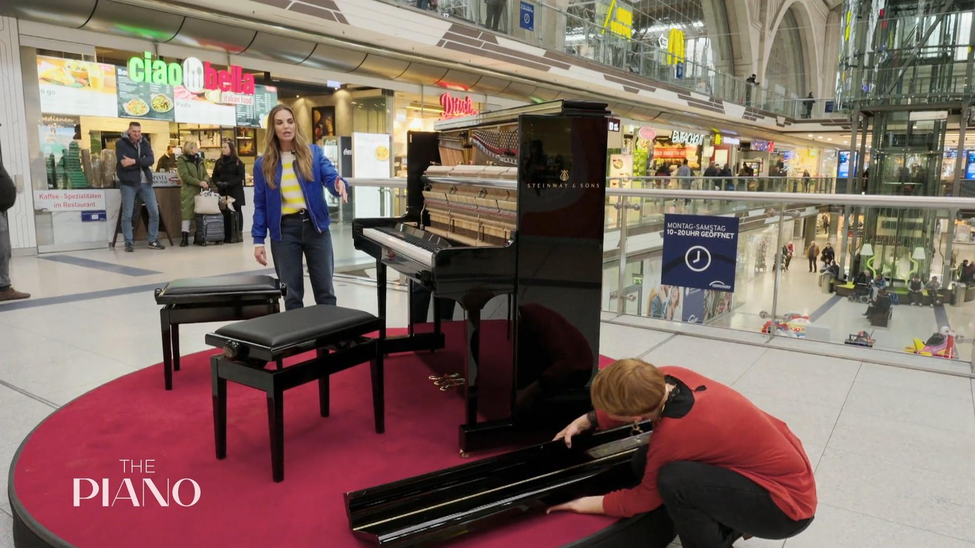 Raschida baut das Klavier auseinander