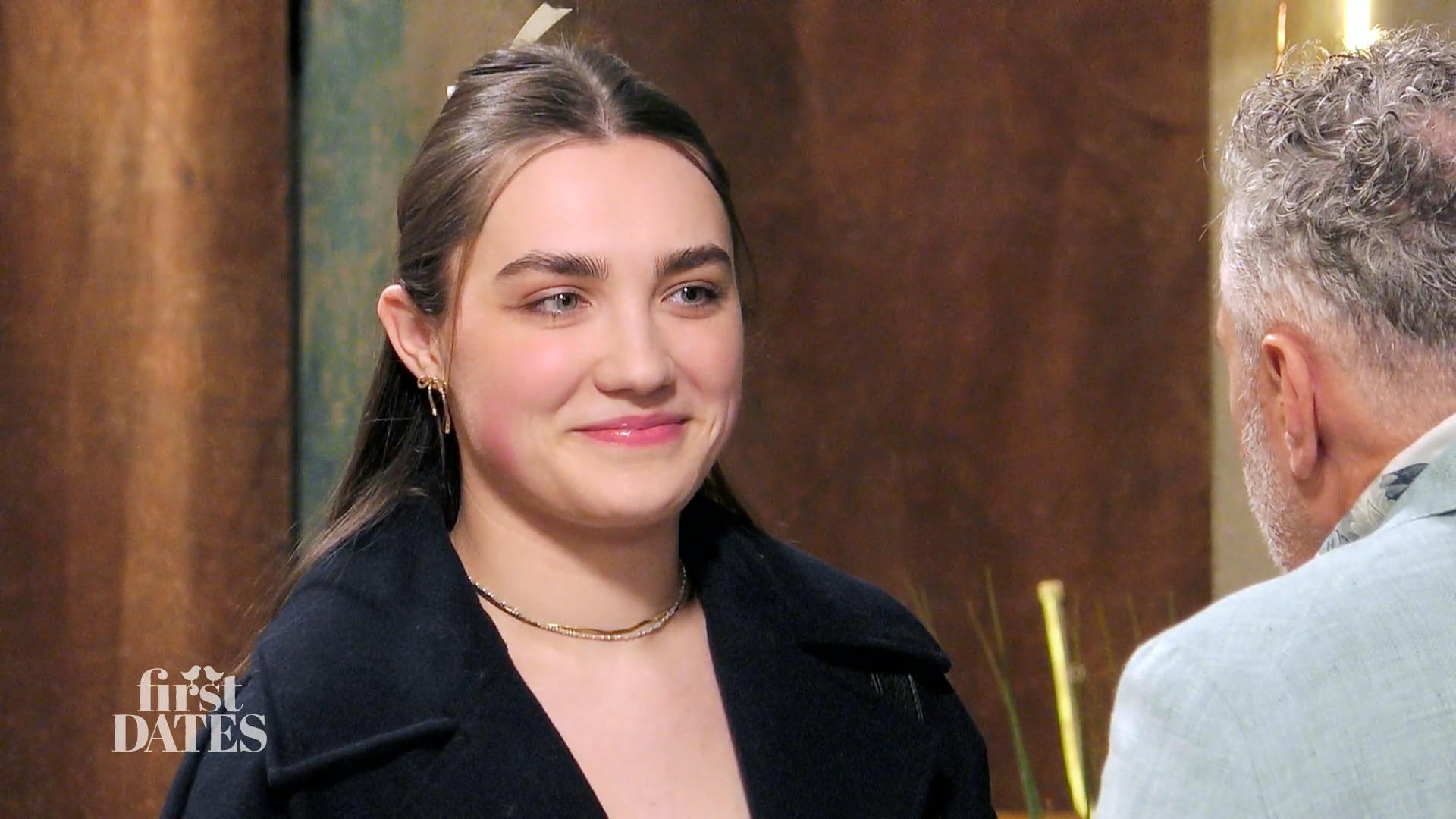 Sie flirtet mit Blick- und Körperkontakt