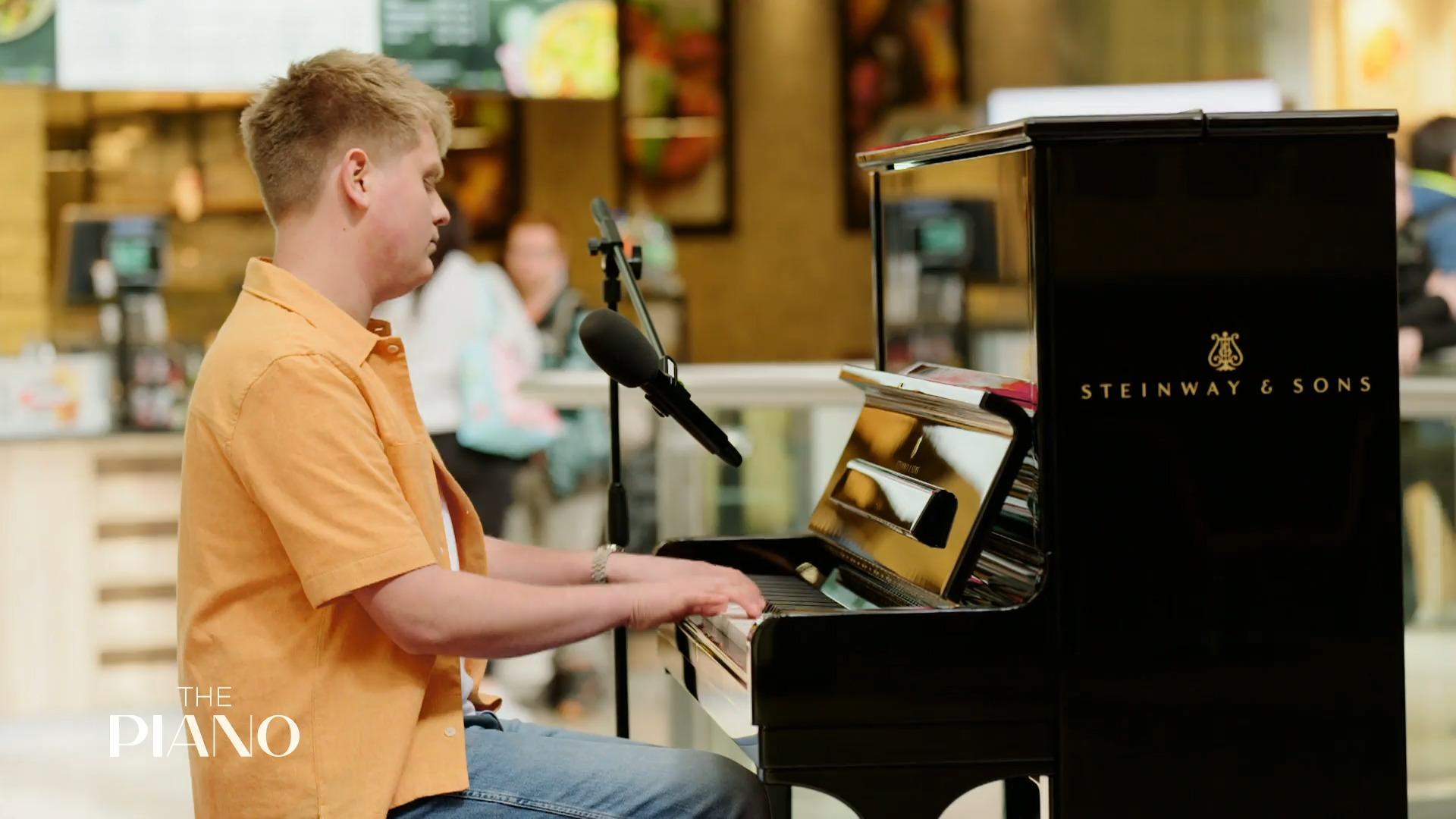 Er begeistert mit eigenem Song und viel Gefühl
