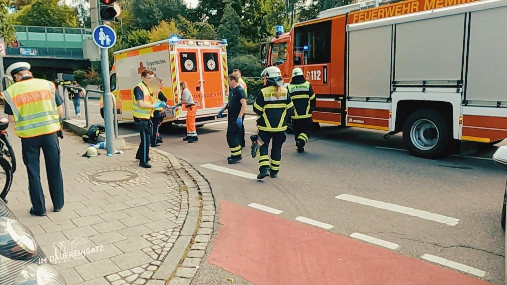 Jonathan und Mathis sichern die Unfallstelle