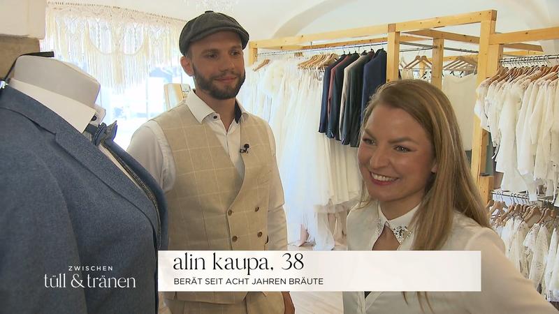 Alin Kaupa und ihr Mann präsentieren ihre erste Lieferung