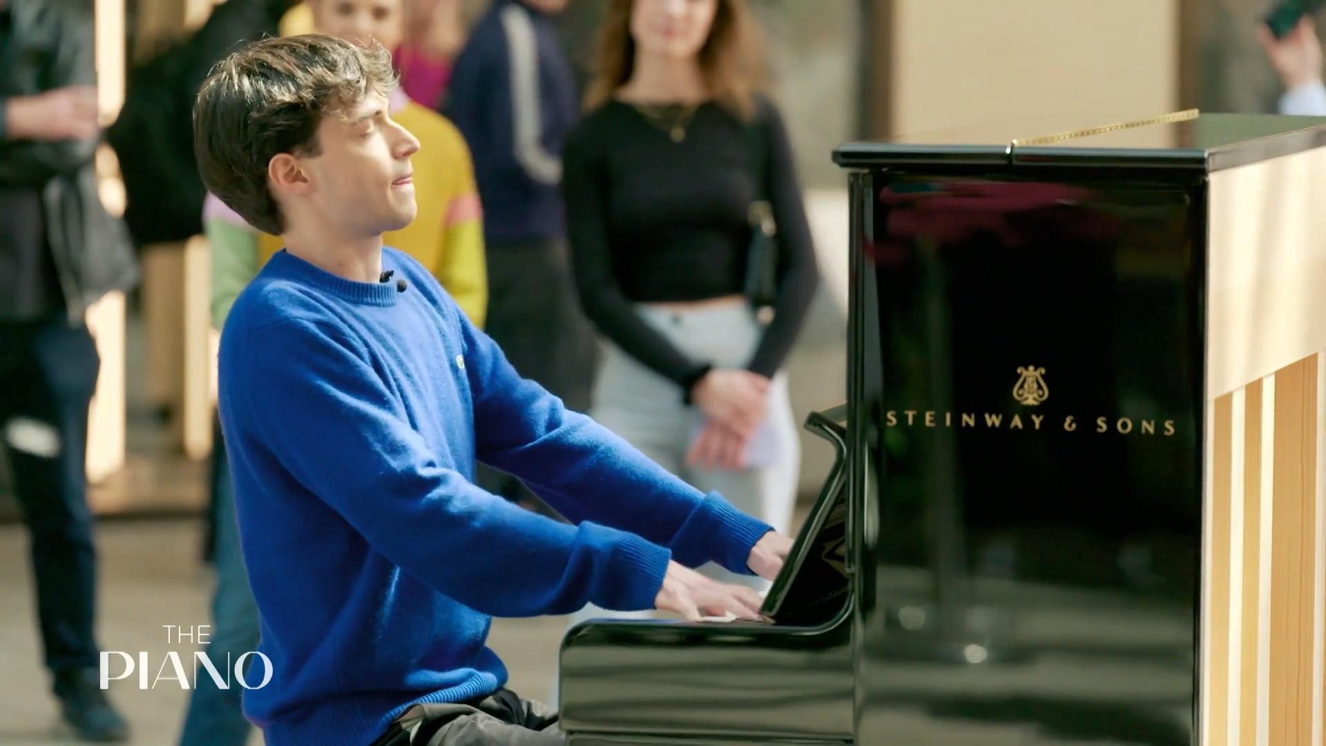 Nicolas spielt "Bohemian Rhapsody"