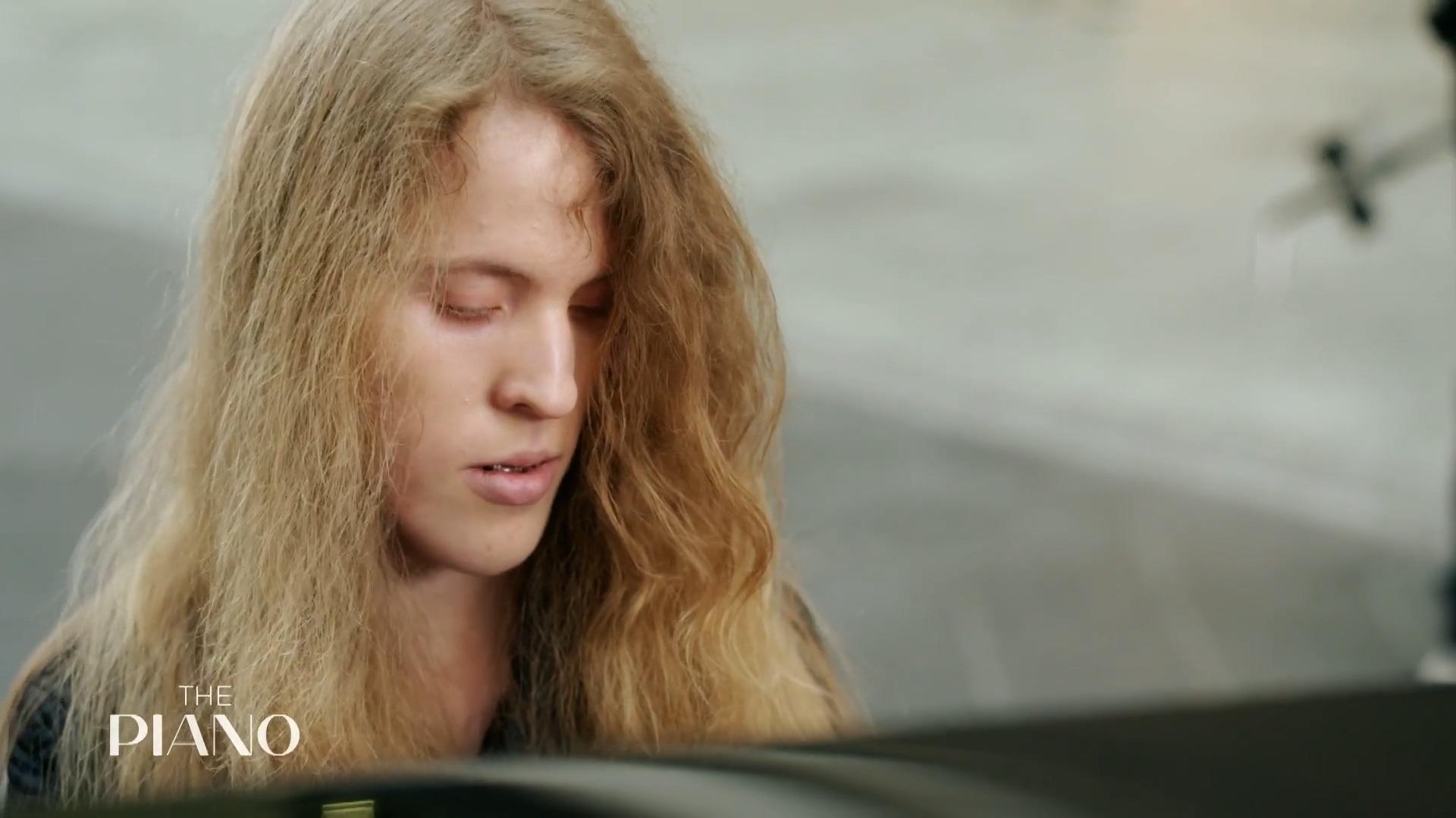 Tara trotz Blindheit am Klavier