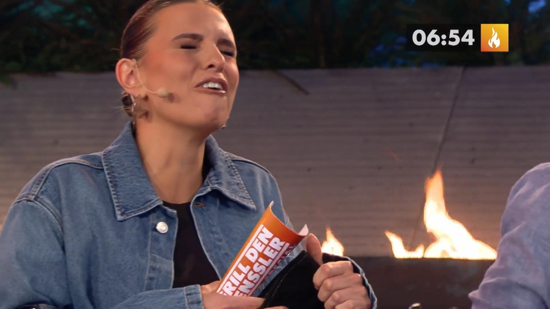 Laura verbrennt sich die Finger
