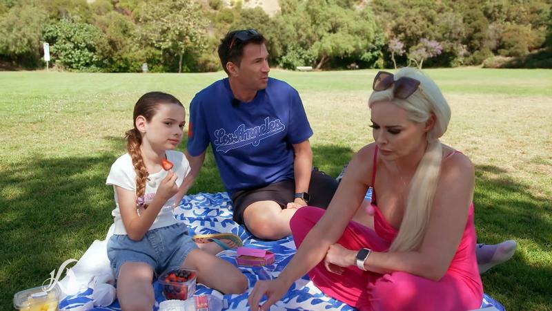 Die Familie macht ein Picknick im Park