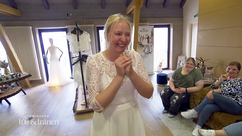 Metal-Fan Anna strahlt im weißen Brautkleid