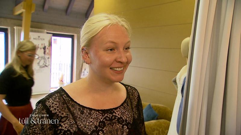 Wird Braut Anna das schwarze Kleid überzeugen?