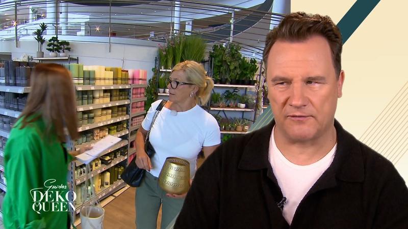 Mutter und Tochter auf der Suche nach Kerzen