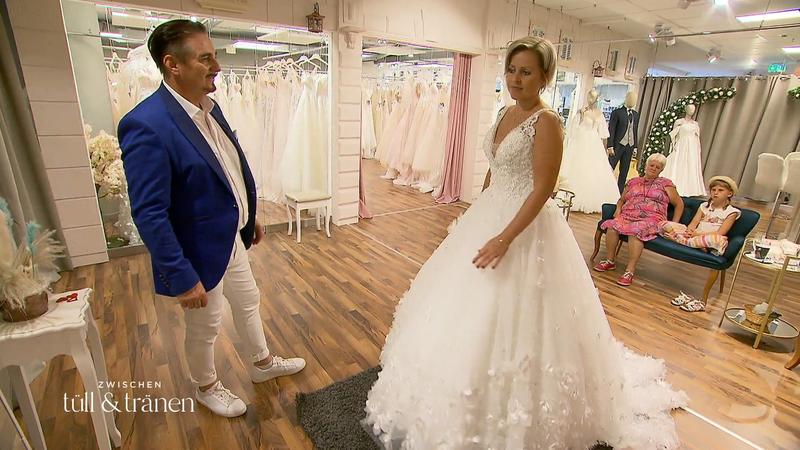 Daniela fühlt sich wohl im engen Kleid