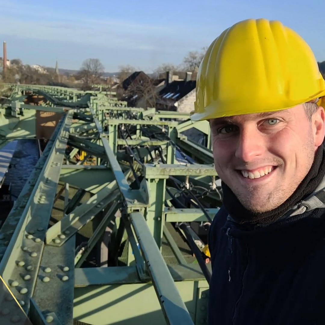 Wuppertaler Schwebebahn meets Klavierklänge: