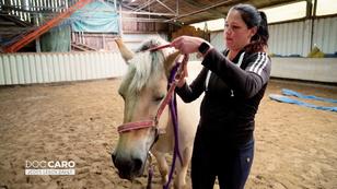 Wie der Körperkontakt Celine hilft, sich zu öffnen