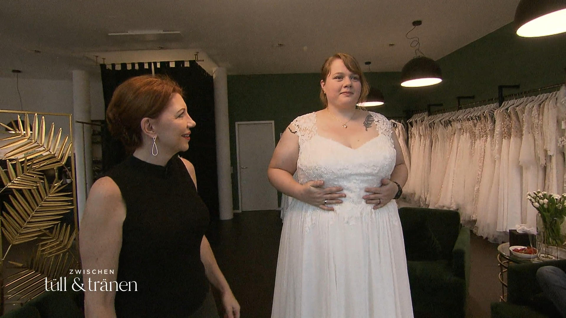 Christina wählt Kleid aus, die Braut schmilzt dahin