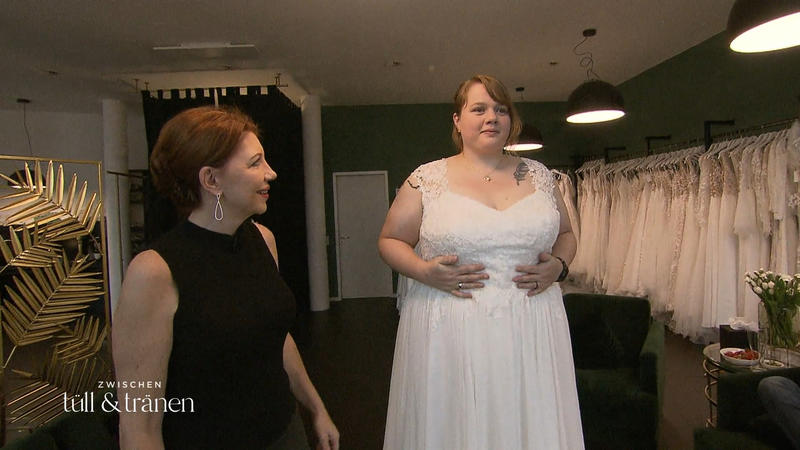 Christina wählt Kleid aus, die Braut schmilzt dahin
