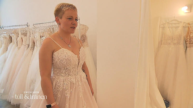 Für Ivonne ist einfach kein Kleid dabei