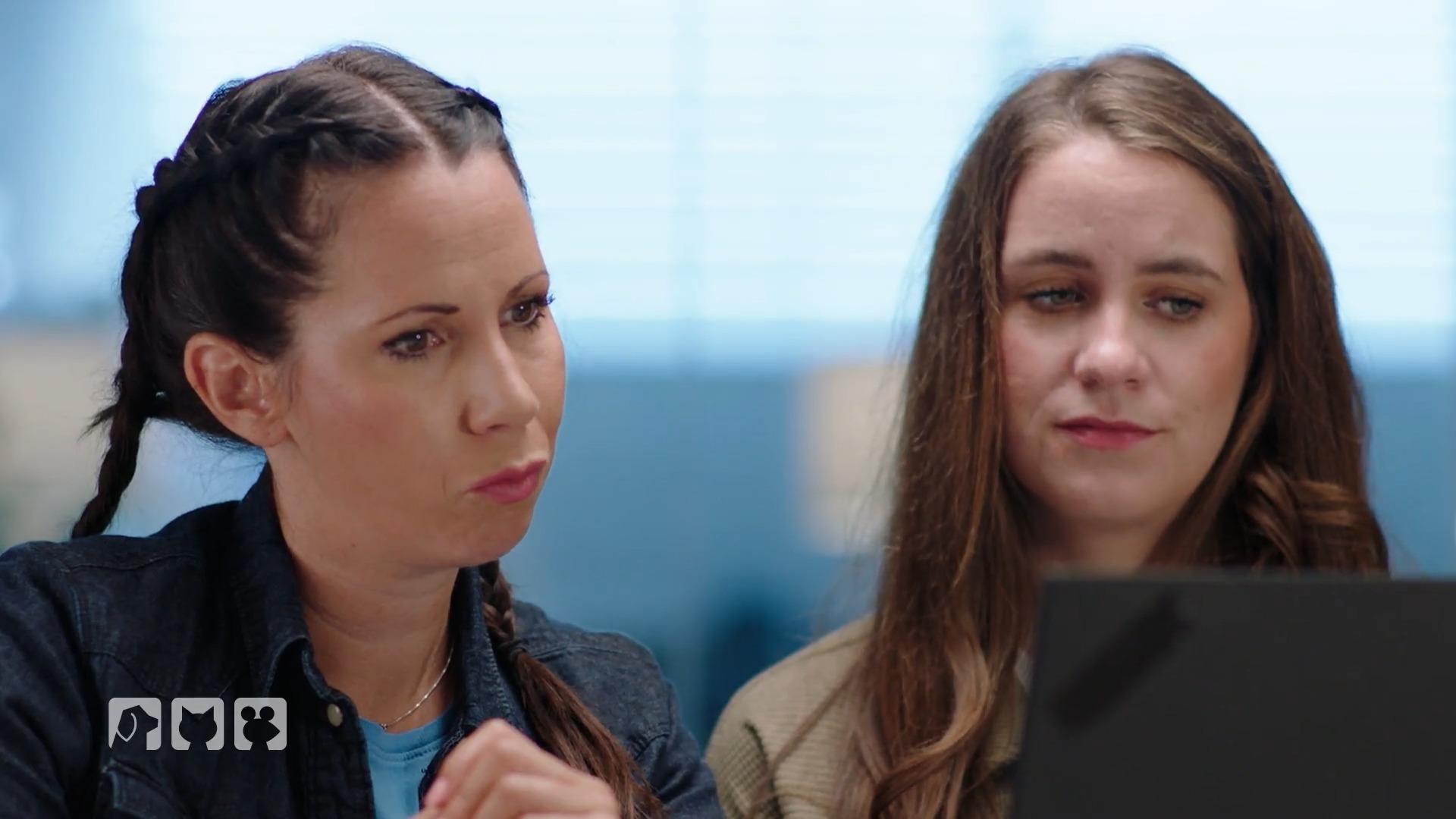 Jana Hoger und Monic Moll untersuchen illegale Vogelzucht