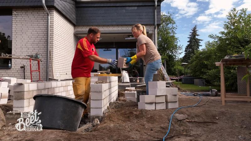 Mauerbau und Terrasse werden in Angriff genommen