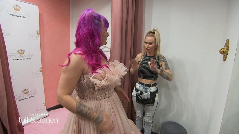 Kann das rosa Glitzerkleid Constanze überzeugen?