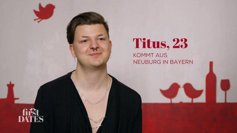 Titus trägt Schmuck aus Büroklammern