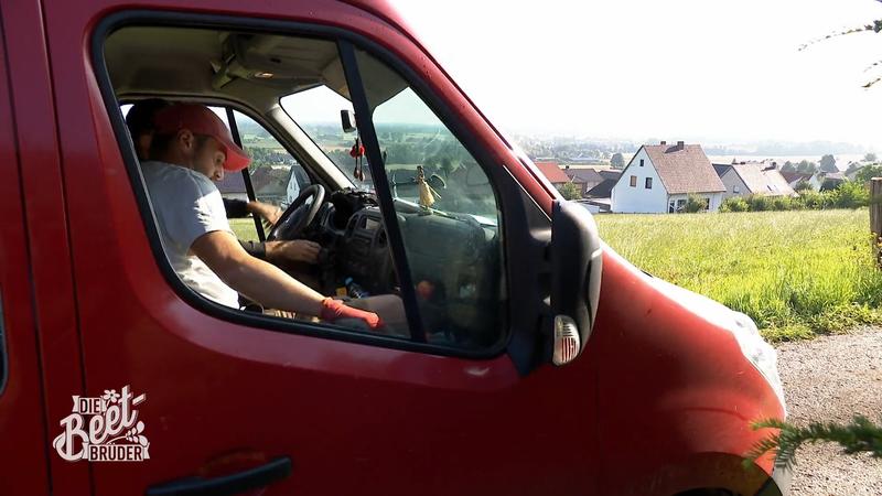 Ali und Gunnar besorgen Material