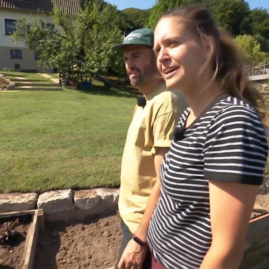 Lisa und Ali hatten keine Idee für ihren riesigen Garten in Hanglage