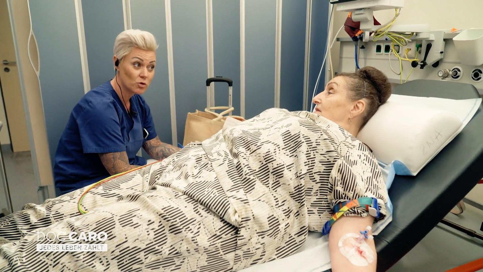 Doc Caro überzeugt Patientin von Untersuchung