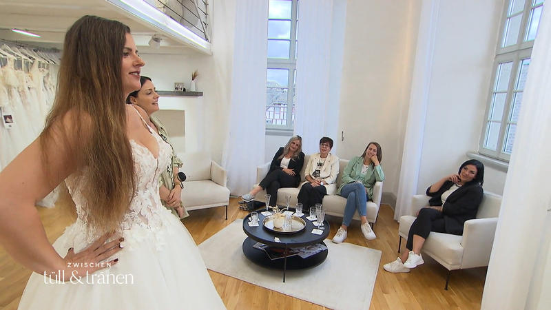 Elaine sucht nach dem perfekten Kleid