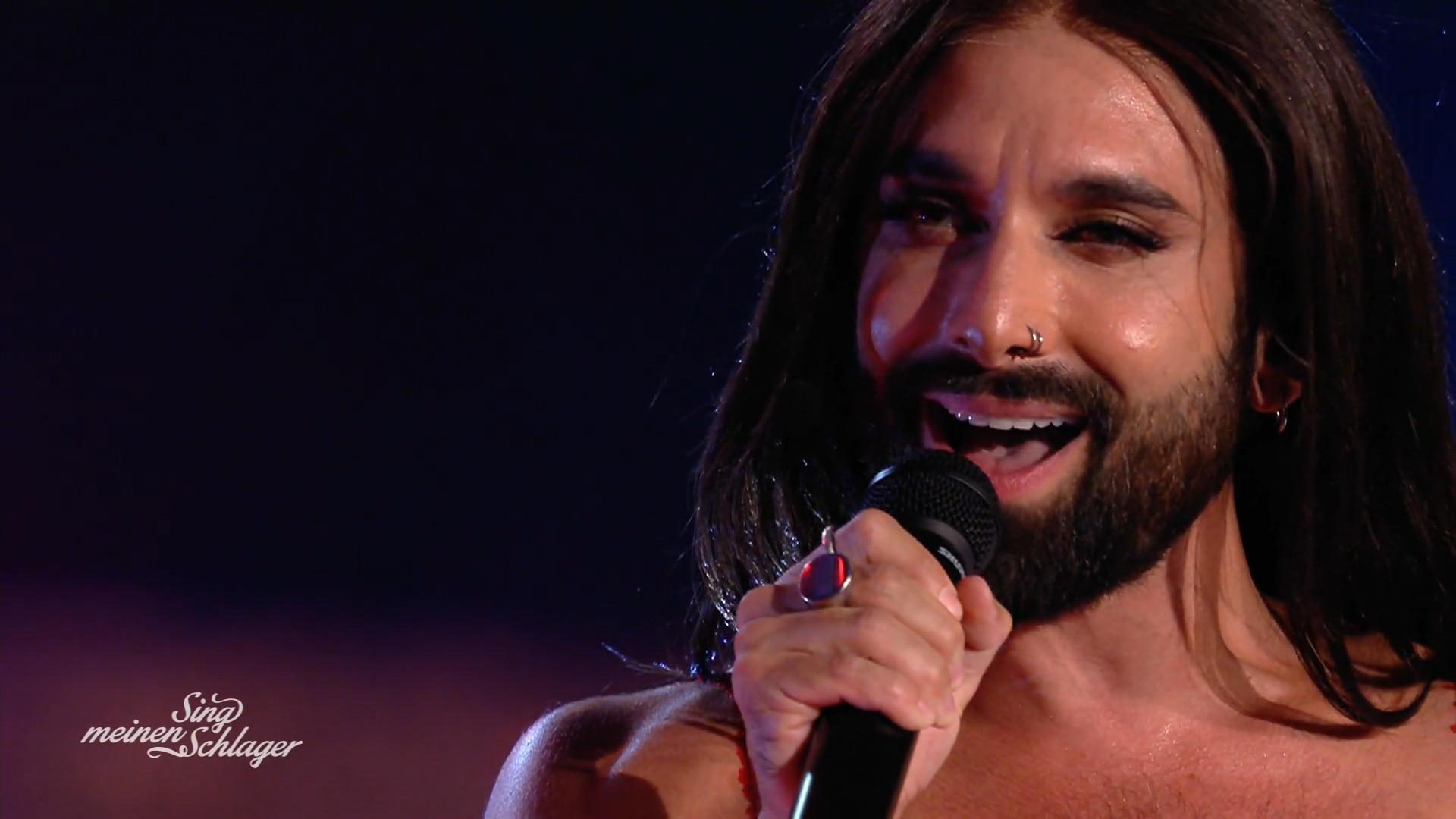 Pure Gänsehaut! Conchita Wurst singt "Er gehört zu mir"