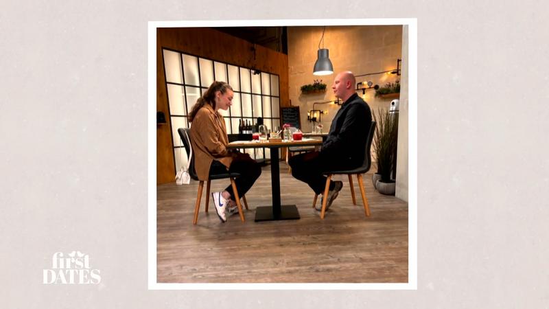 Melek und Benjamin sitzen sich wie ein Spiegel gegenüber