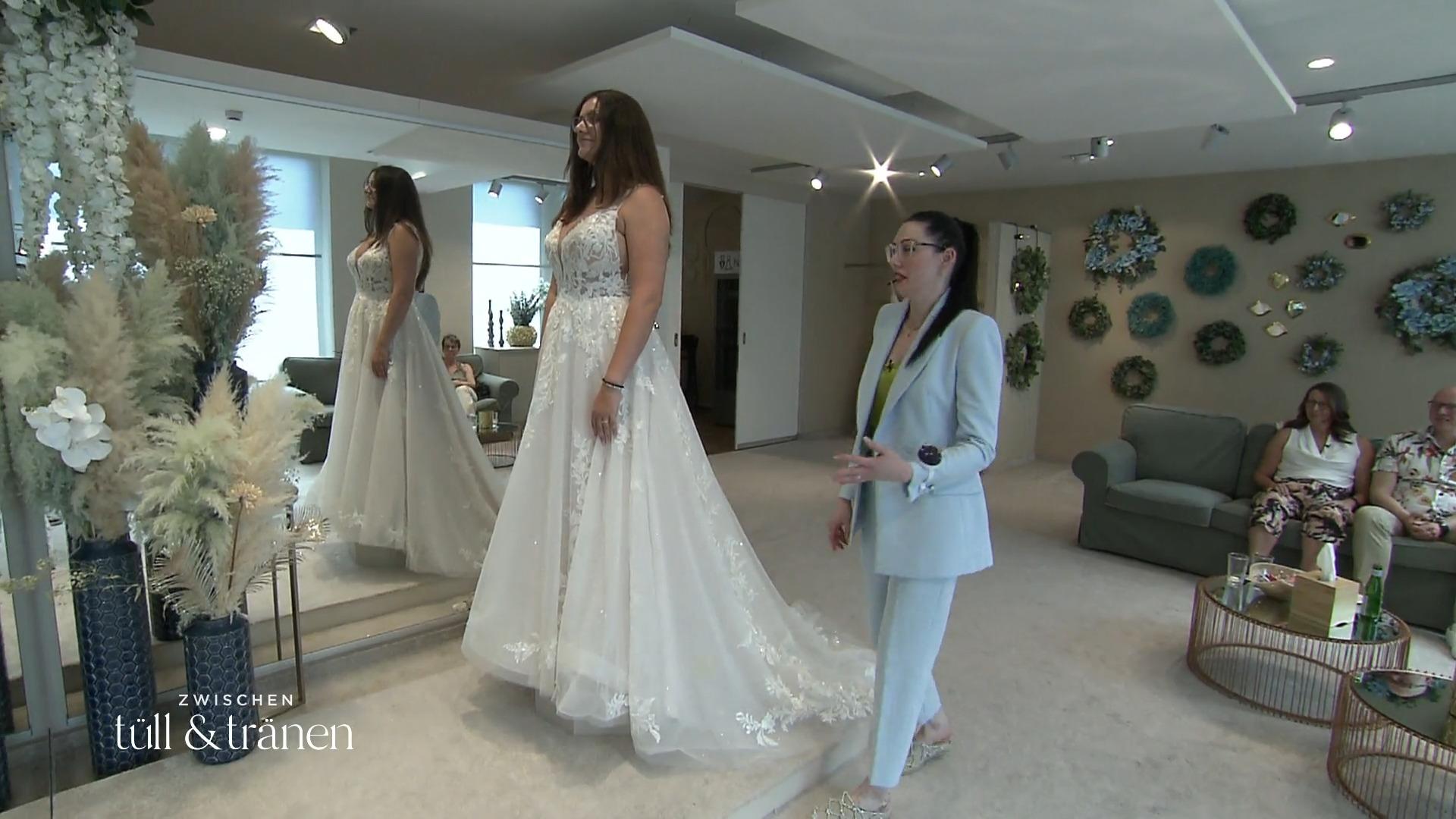 Viola in einem klassischen Kleid