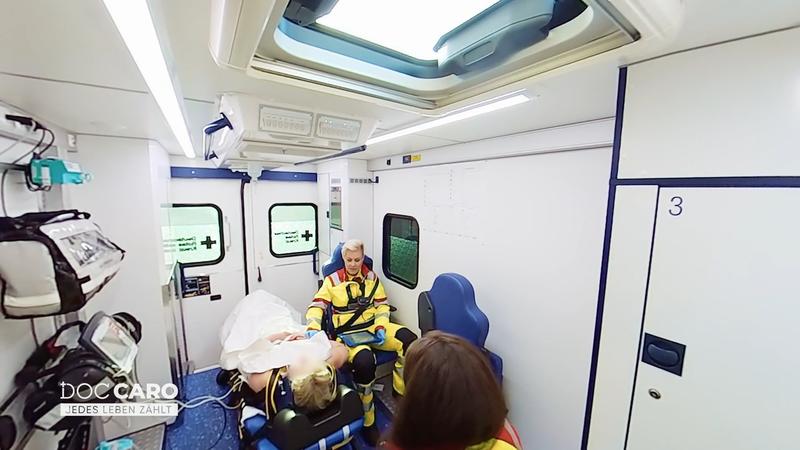 Doc Caro versucht, die Fahrerin zu beruhigen