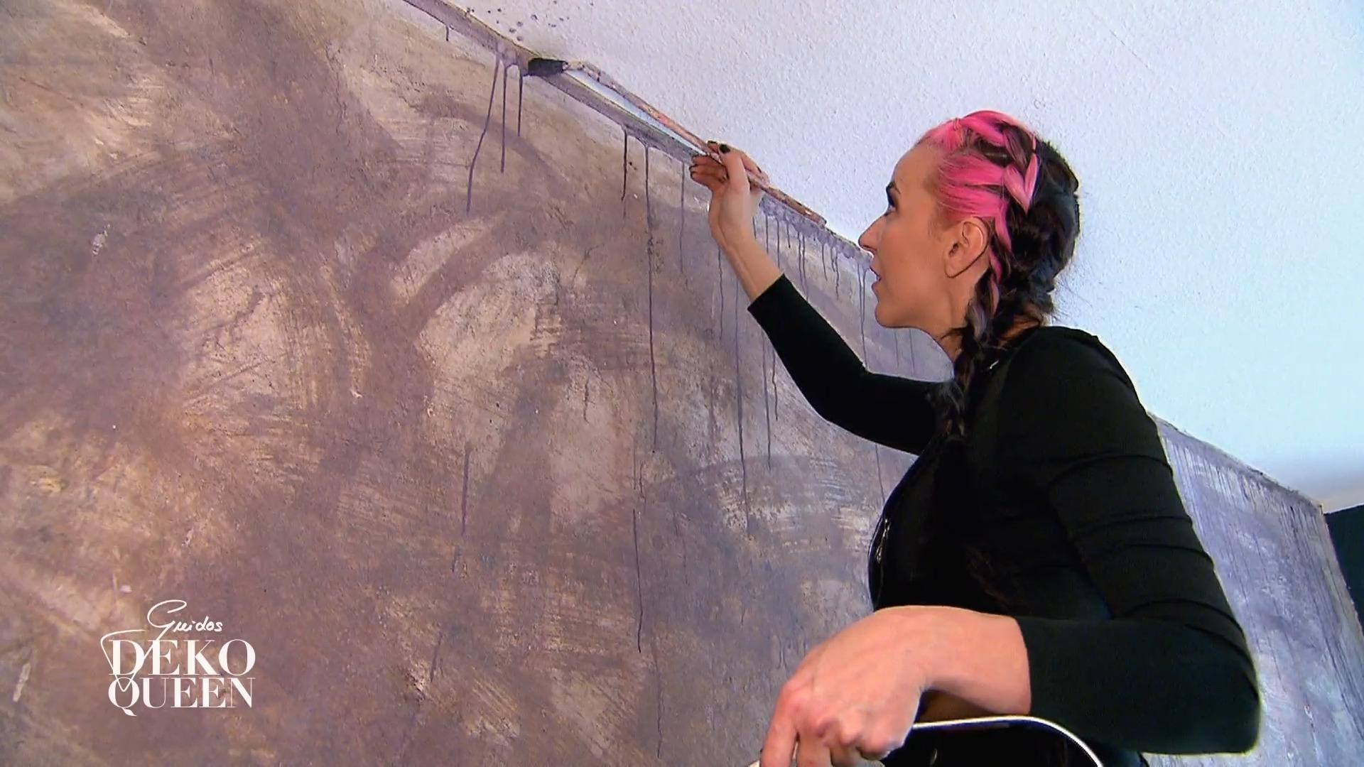 Claudia fügt lila Farbtupfer hinzu