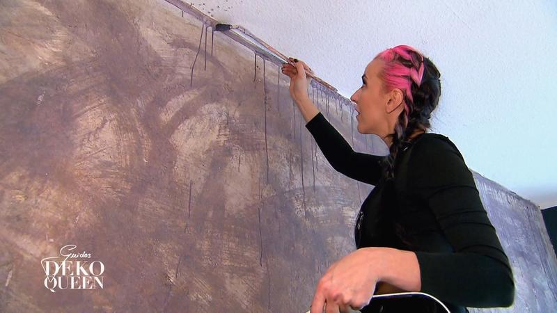 Claudia fügt lila Farbtupfer hinzu