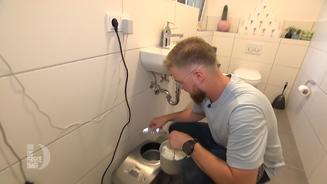 Julian macht sein Eis auf der Toilette