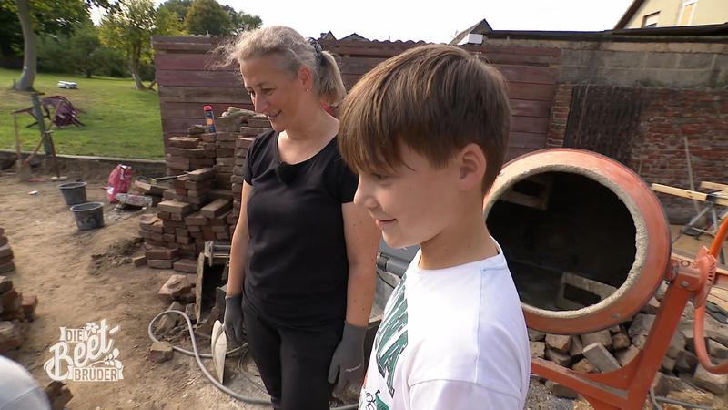 Sohn Henry erkundet die Fortschritte im Garten