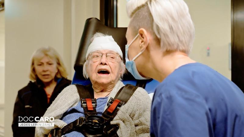 Doc Caro kümmert sich um eine gestürzte Seniorin