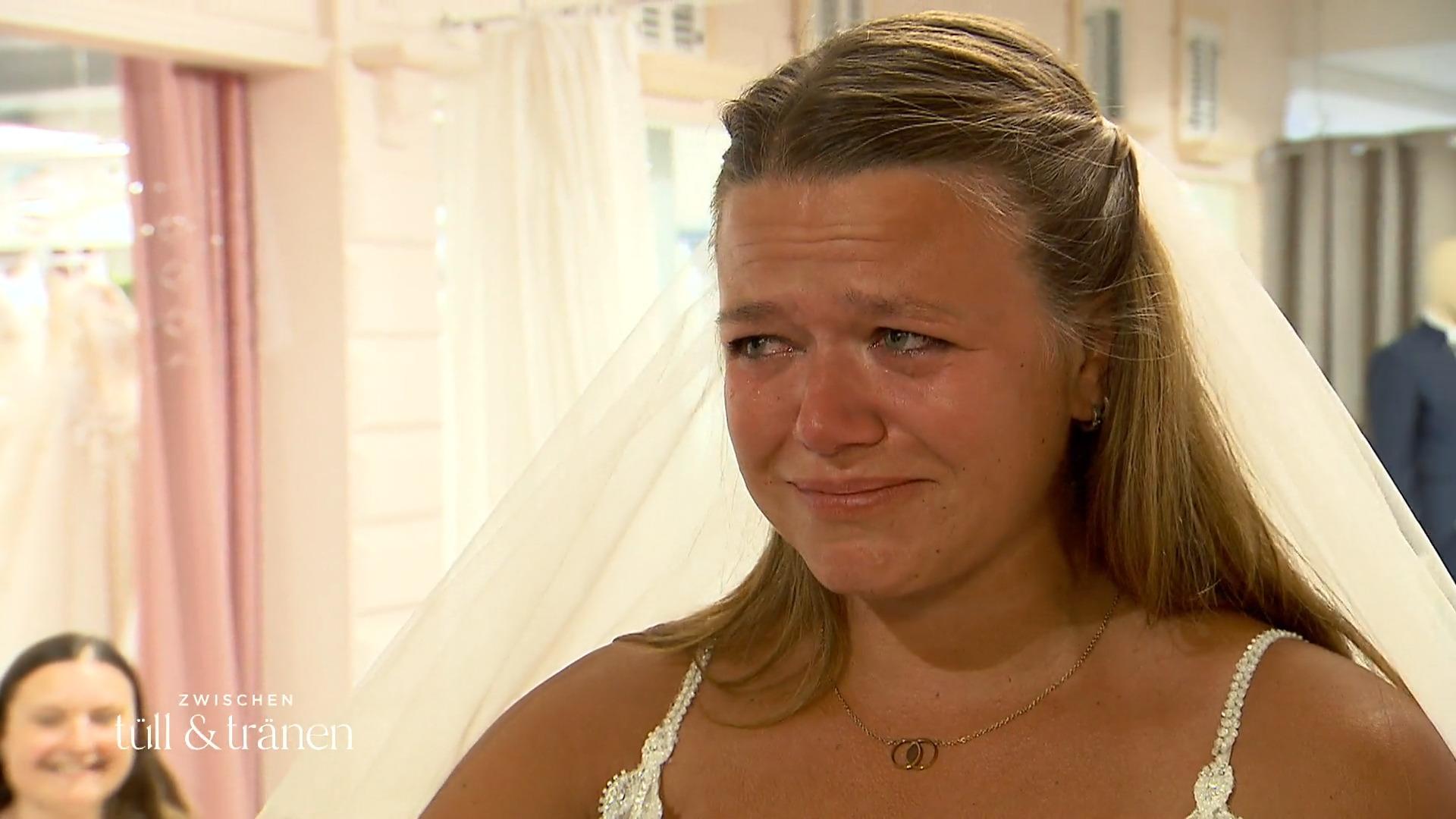 Jenny liebt gleich zwei Brautkleider