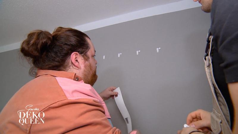Gemeinsames Aufbauen im Esszimmer