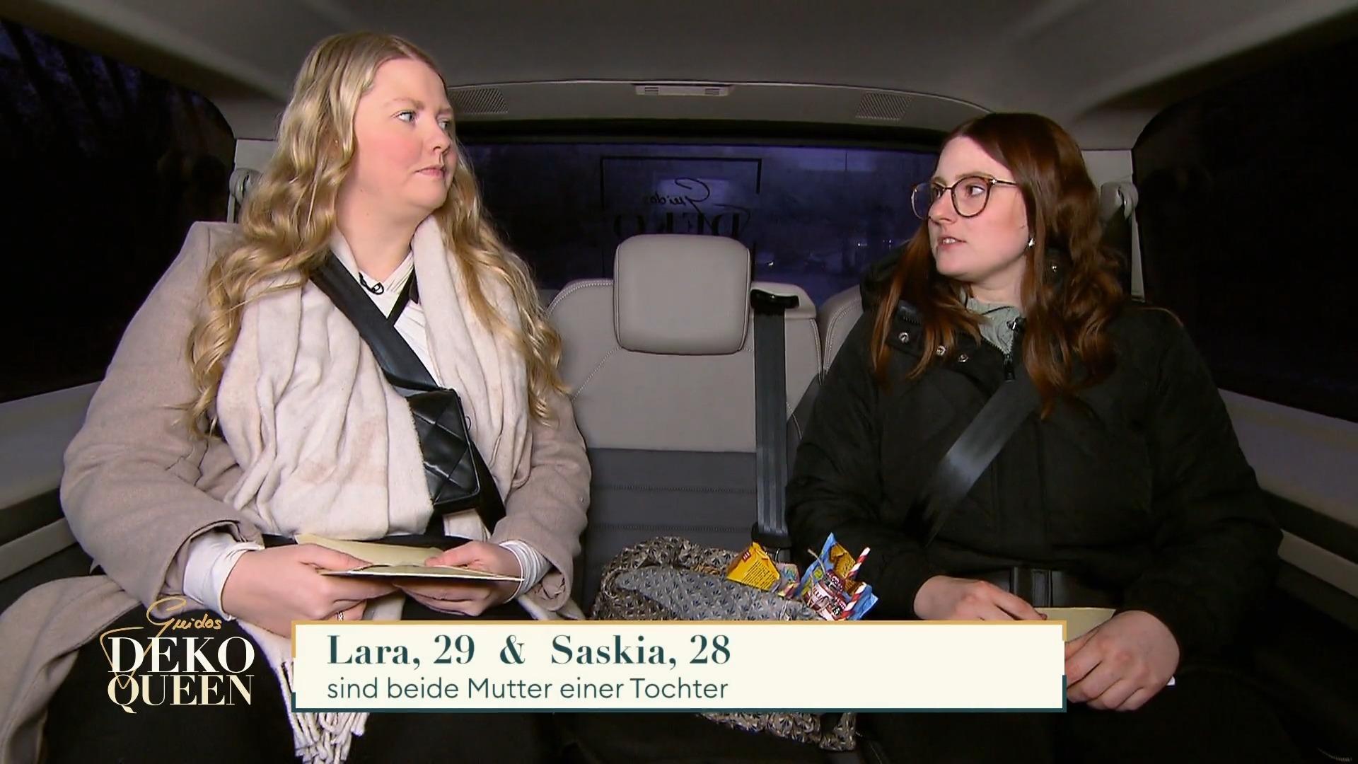 Saskia und Lara auf Shopping-Tour