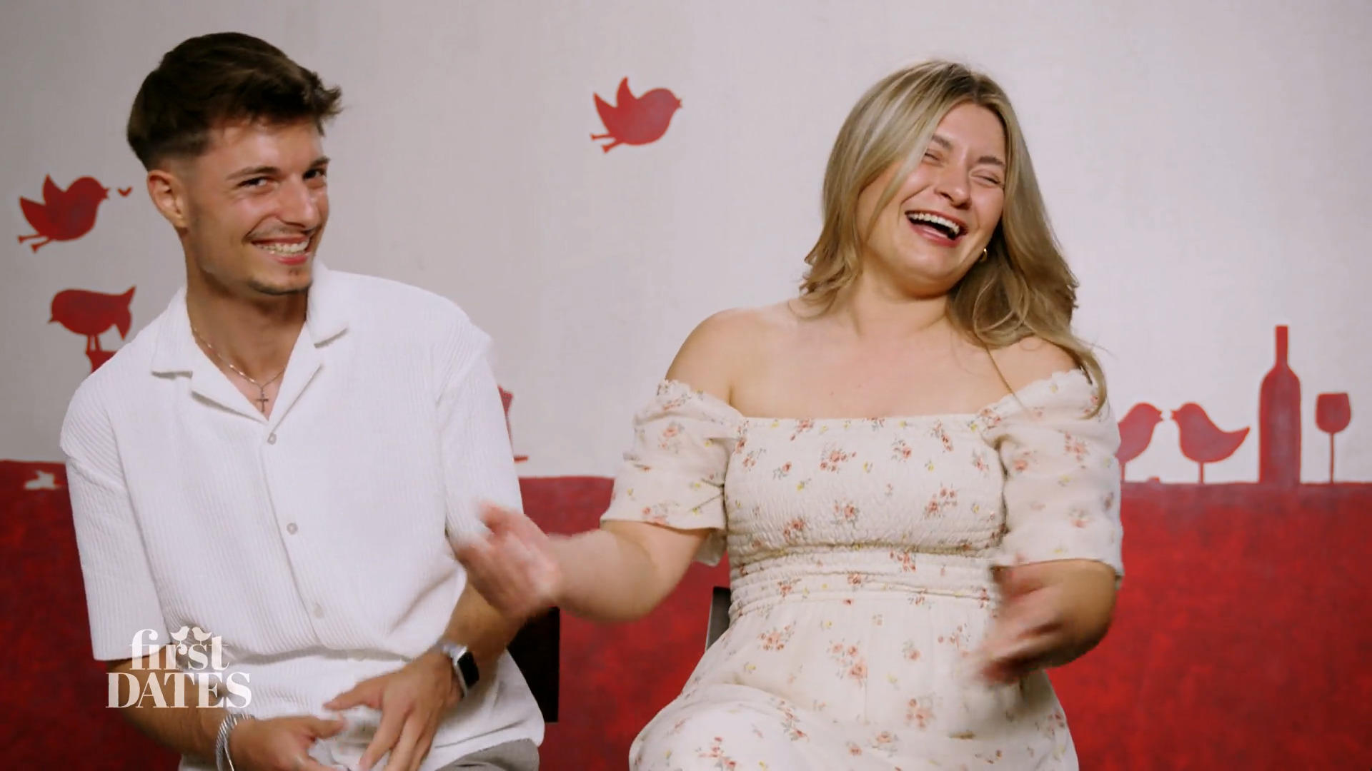 Maurice kann mit Datepartnerin Inna herzlich lachen