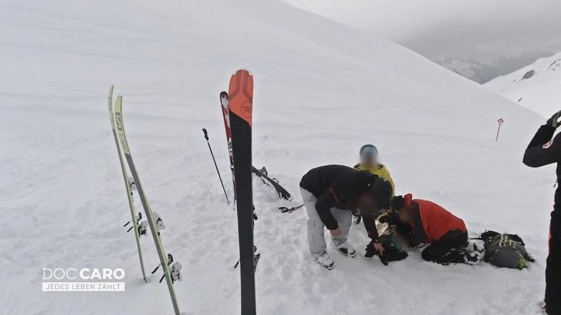 Können die Kollegen den verletzten Skifahrer retten?