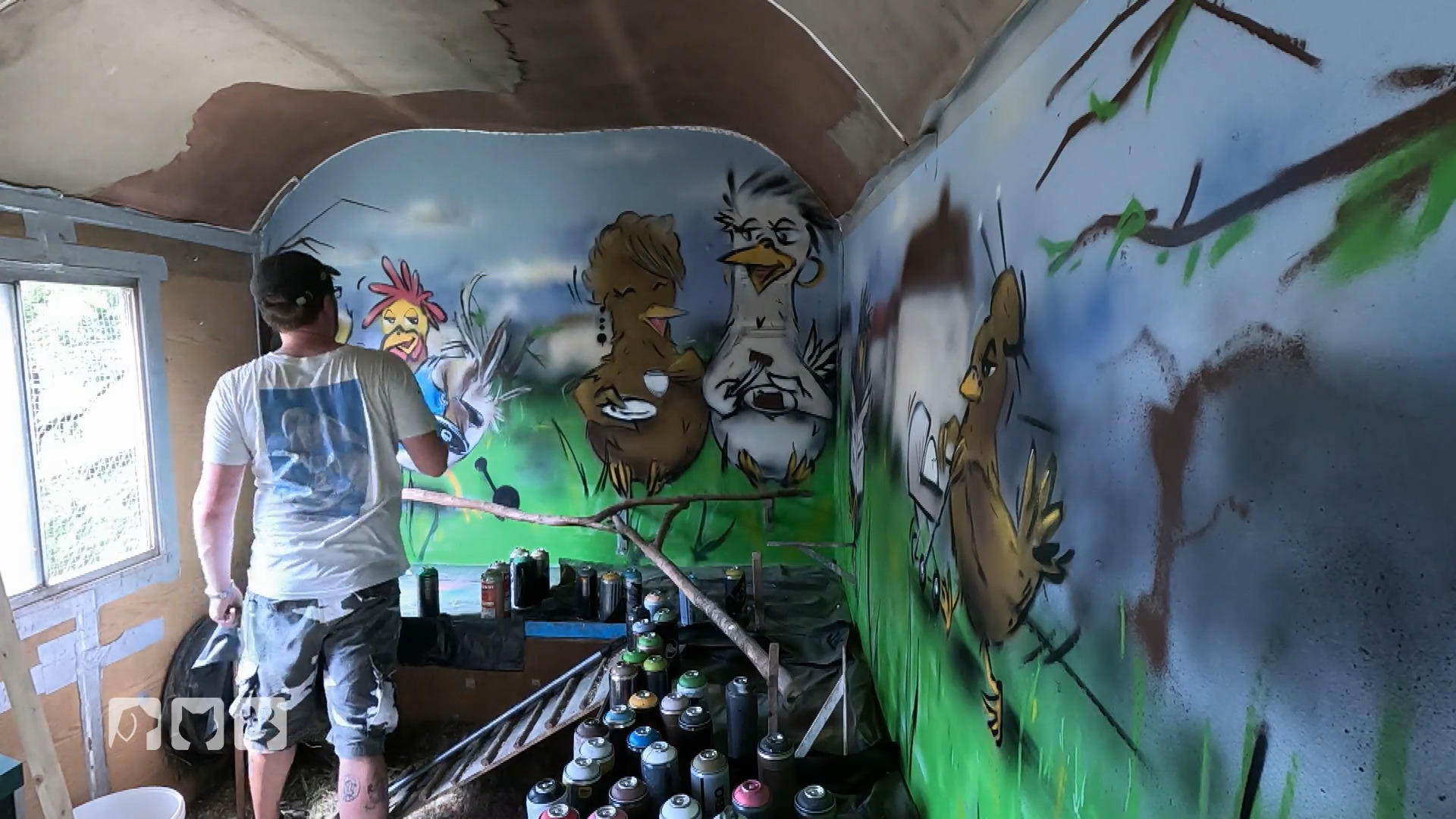 Ein Graffitti-Künstler verschönert den Bauwagen