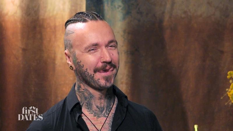 Fabian hat Tattoos und eine gespaltene Zunge