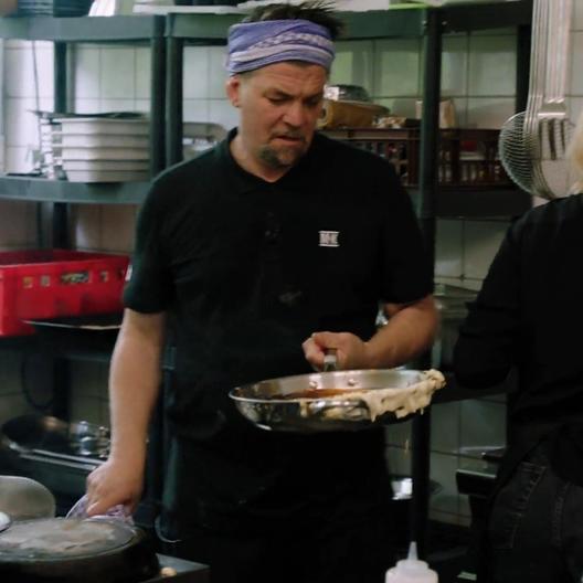 Harte Bedingungen: Tim Mälzer und Zora Klipp müssen in fremder Küche kochen