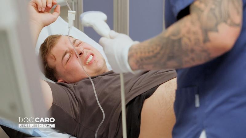 Ein junger Mann mit extremen Schmerzen