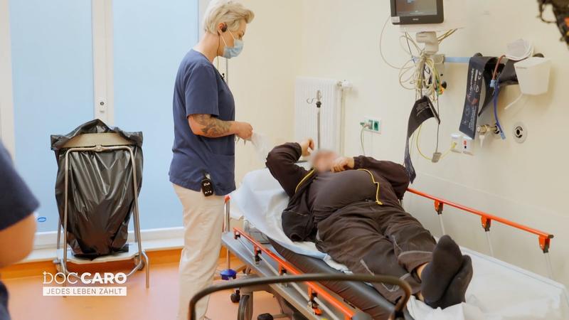 Doc Caro sucht nach Hinweisen