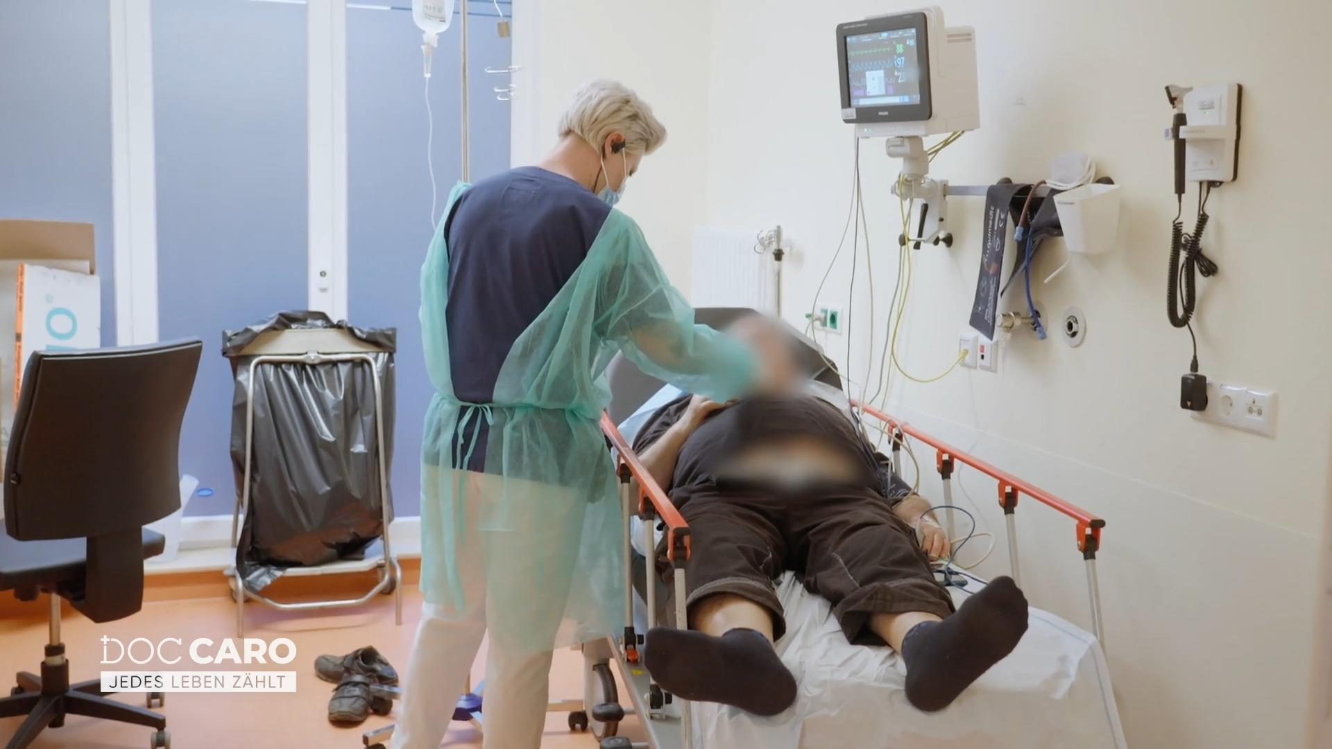 Doc Caro untersucht 70-jährigen Patienten